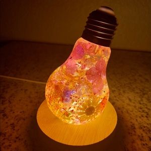 🌸💡 Super cute floral lightbulb night light 💡🌸